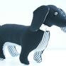 białe zabawki pies piesek wykonany jest z dzianiny w czarnym kolorze i bawełny przytulanka prezent