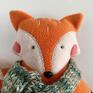 fox lis z szalikiem z włóczki skandynawski
