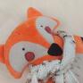 białe zabawki rudy lis w nakrapianym szaliku - leśna przytulanka z dziecko
