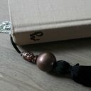 Zakładka do książki z Buddą - srebrna boho, czarny chwost i koraliki