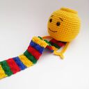 Szydełkowa zakładka do książki w postaci chopka Lego