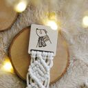 Świąteczna zakładka do książki miś - biała pleciona na drewnianej bazie (ok. 22 cm) 