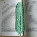 Elegancka zakładka na szydełku - piórko