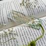 Podaruj kwiaty, które nigdy nie zwiędną:) Unikatowa w całości wykonana ręcznie zakładka do książki z napisem. Dla babci