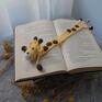 Zakładka do książki z sympatyczną żyrafą wykonana z włóczki na szydełku. • długość ok. 21 cm (bez głowy i ogona) oryginalny prezent
