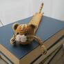 Zakładka do książki z sympatycznym kotem wykonana z włóczki na szydełku. • długość ok. 23 cm (bez głowy i ogona) dla dziecka