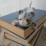 Zakładka do książki z sympatycznym kotem wykonana z włóczki na szydełku. • długość ok. 23 cm (bez głowy i ogona) dla kociarzy
