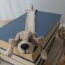 piesek zakładka do książki z sympatycznym pieskiem wykonana z włóczki na psiarza