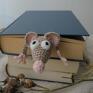 Zakładka do książki z sympatycznym szczurkiem wykonana z włóczki na szydełku. • długość ok. 22 cm (bez głowy i ogona)