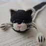Zakładka do książki z sympatycznym kotem wykonana z włóczki na szydełku. • długość ok. 23 cm (bez głowy i ogona) kot