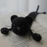 Zakładka do książki z sympatycznym kotem wykonana z włóczki na szydełku. • długość ok. 22 cm (bez głowy i ogona) dla kociego taty