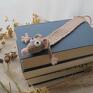 zakładka do książki do z sympatycznym szczurkiem wykonana z włóczki oryginalny prezent