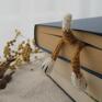 Zakładka do książki z sympatycznym pieskiem wykonana z włóczki na szydełku. • długość ok. 22 cm (bez głowy i ogona) dla mola książkowego