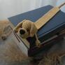 Zakładka do książki z sympatycznym pieskiem wykonana z włóczki na szydełku. • długość ok. 21 cm (bez głowy i ogona) pies