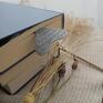 Zakładka do książki z sympatycznym rekinkiem wykonana z włóczki na szydełku. • długość ok. 23 cm (bez głowy i ogona) dla dziecka