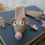 Zakładka do książki z sympatycznym szczurkiem wykonana z włóczki na szydełku. • długość ok. 22 cm (bez głowy i ogona) szczur