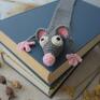 Zakładka do książki z sympatycznym szczurkiem wykonana z włóczki na szydełku. • długość ok. 20 cm (bez głowy i ogona) szczurek