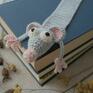 Zakładka do książki z sympatycznym szczurkiem wykonana z włóczki na szydełku. • długość ok. 22 cm (bez głowy i ogona) szczurek