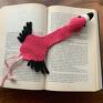 różowe zakładki flaming do książki z sympatycznym flamingiem wykonana z włóczki dla mola książkowego