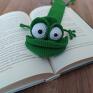 żaba szydełkowa w postaci - rękodzieło zakładka do książki