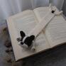 buldog francuski zakładka do książki z sympatycznym pieskiem wykonana z włóczki