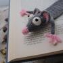 Zakładka do książki z sympatycznym szczurkiem wykonana z włóczki na szydełku. Długość ok. 20 cm (bez głowy i ogona) •. Oryginalny prezent