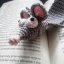 różowe zakładki zakładkadoksiążki do książki w postaci myszki. została wykonana włóczka