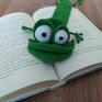 zielone akładka do książki w postaci żaby żabiszona. została wykonana z zakładka