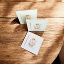 Handmade zaproszenie na I Komunię Świętą dla chłopca - białe z grafiką w złotych liściach