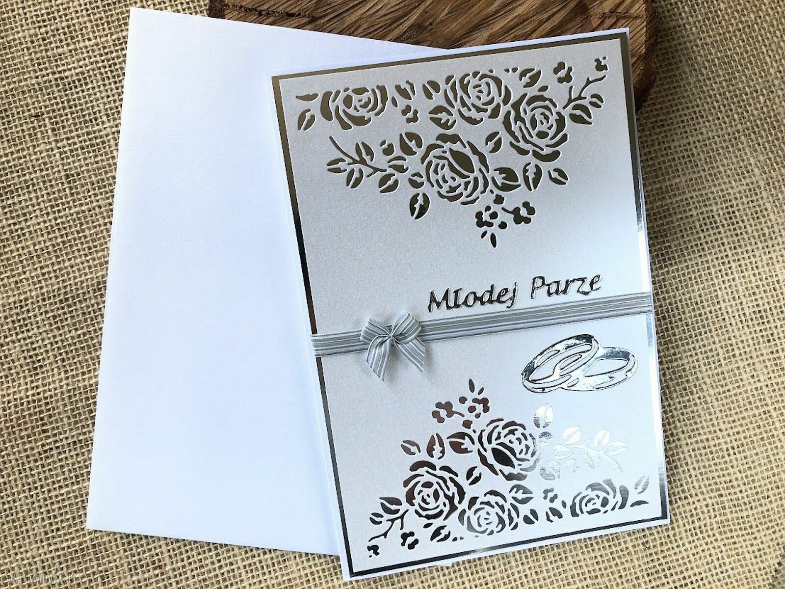 Kartka ślubna w bieli z elementem srebra - rękodzieło scrapbooking z kieszonką