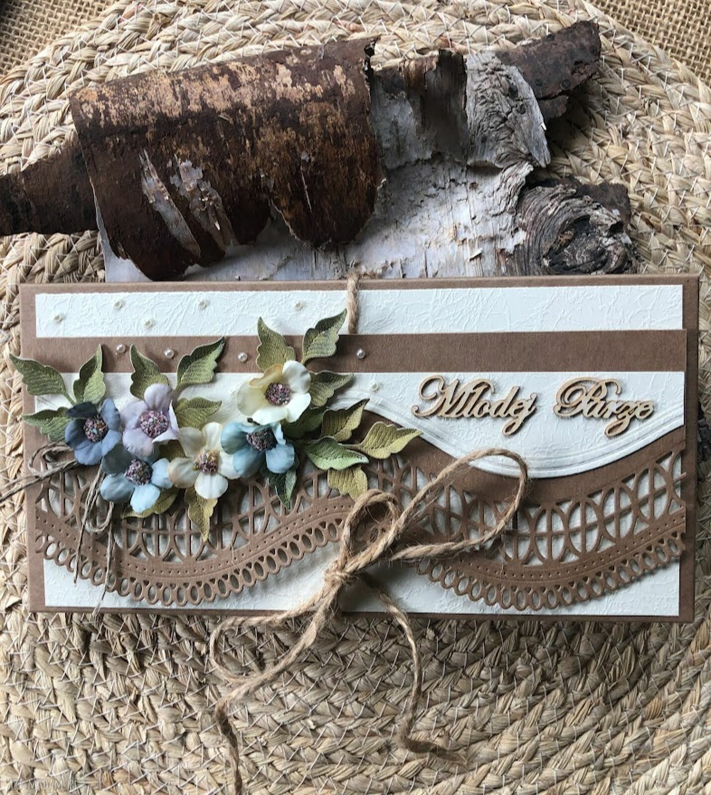 Kartka ślubna eco handmade w stylu rustykalnym z delikatnymi kwiatami