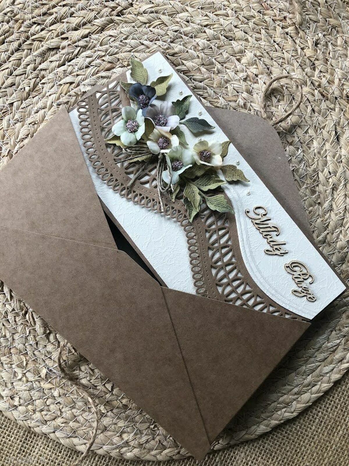 Kartka ślubna eco handmade w stylu rustykalnym z delikatnymi kwiatami