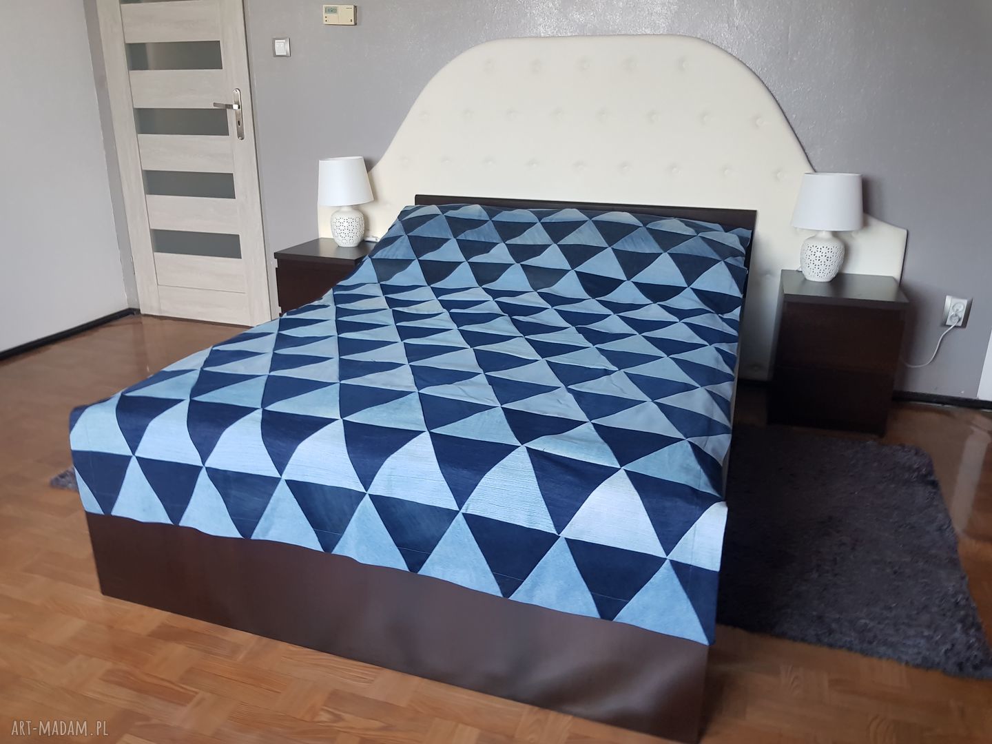 Narzuta na łóżko z dżinsu denim - styl lat 80 i zero-waste