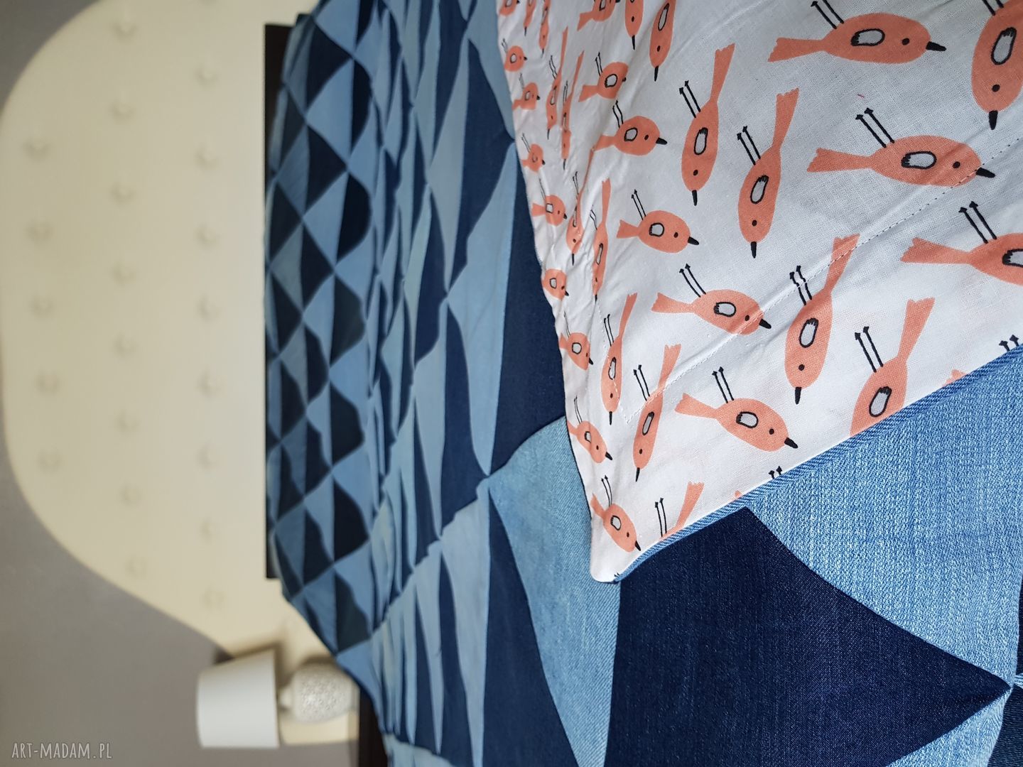 Narzuta na łóżko z dżinsu denim - styl lat 80 i zero-waste