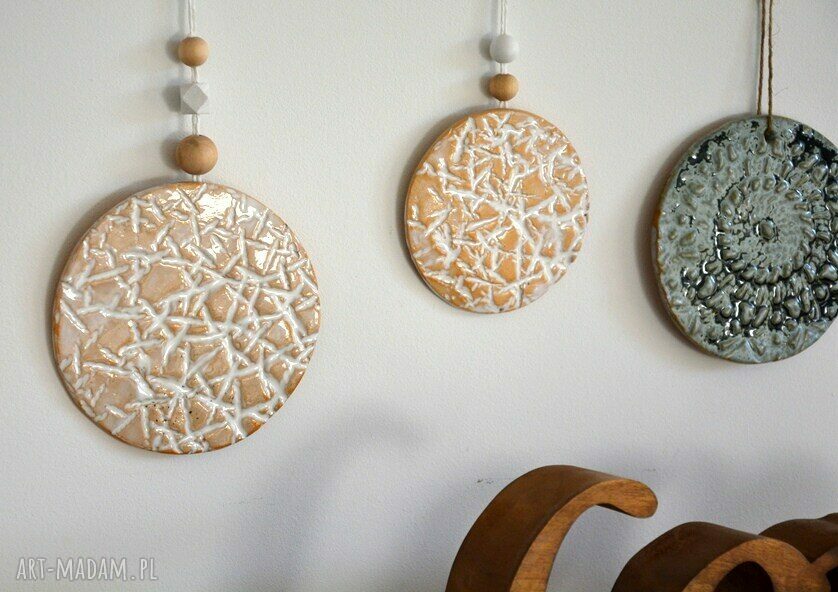 2 ceramiczne wisiory beżowe z odciśniętym wzorem - szkliwione z koralikową zawieszką