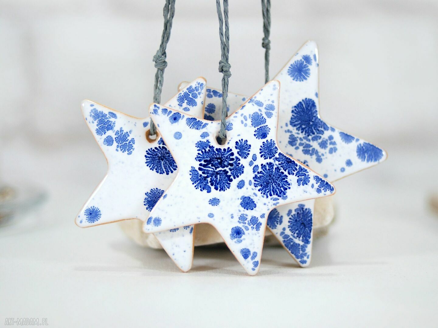 Zestaw 3 ceramicznych gwiazdek na choinkę - białe w niebieskie wzory