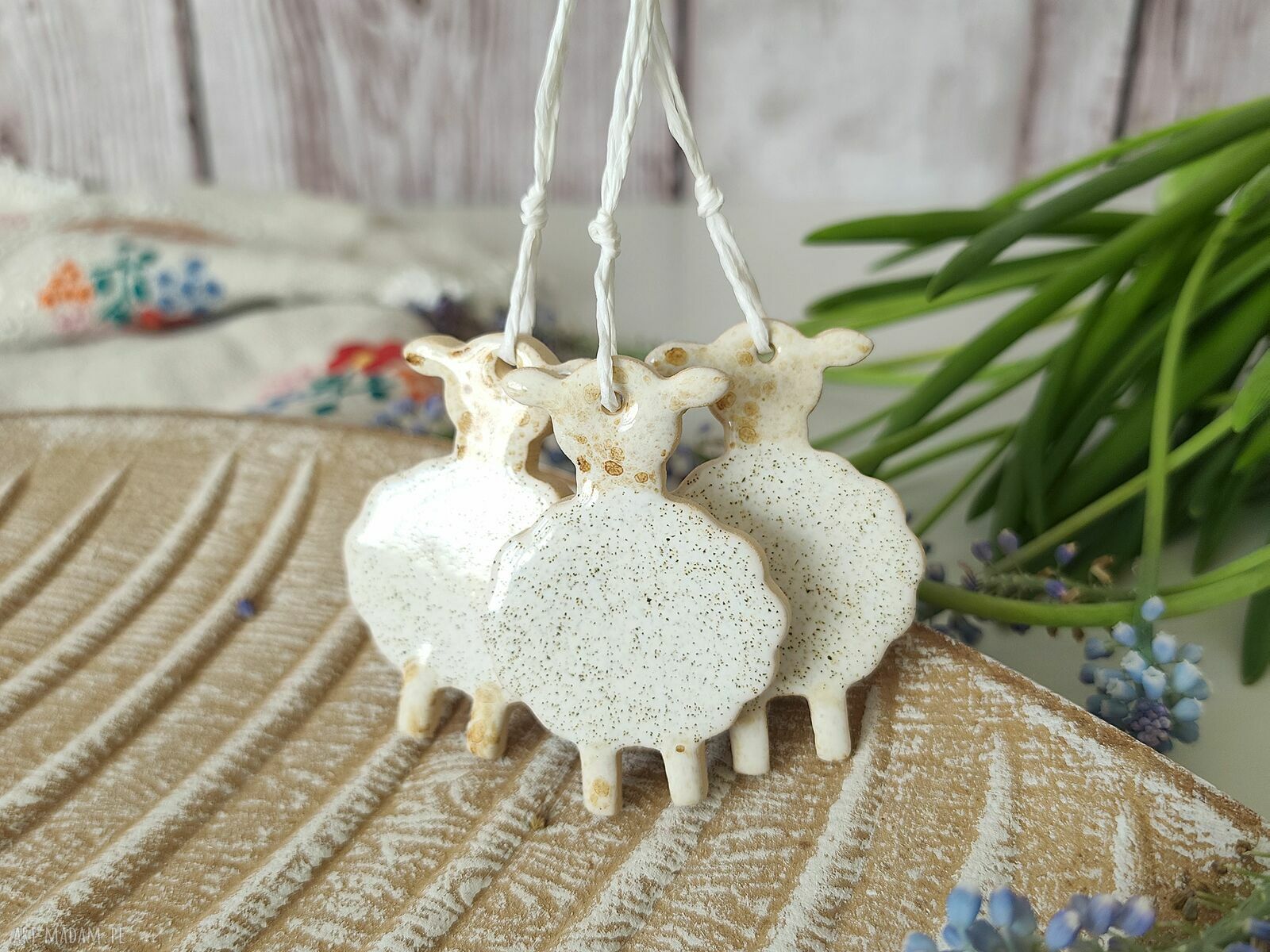 3 ceramiczne owieczki - urocza dekoracja wielkanocna na sznurku