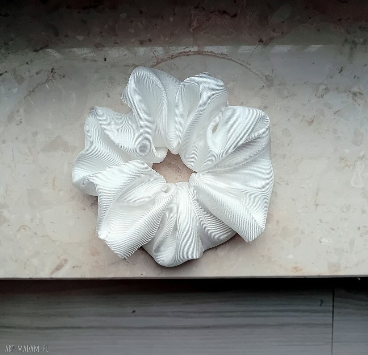 Jedwabny zestaw 3 scrunchie Love - kolorowe frotki dla delikatnych włosów