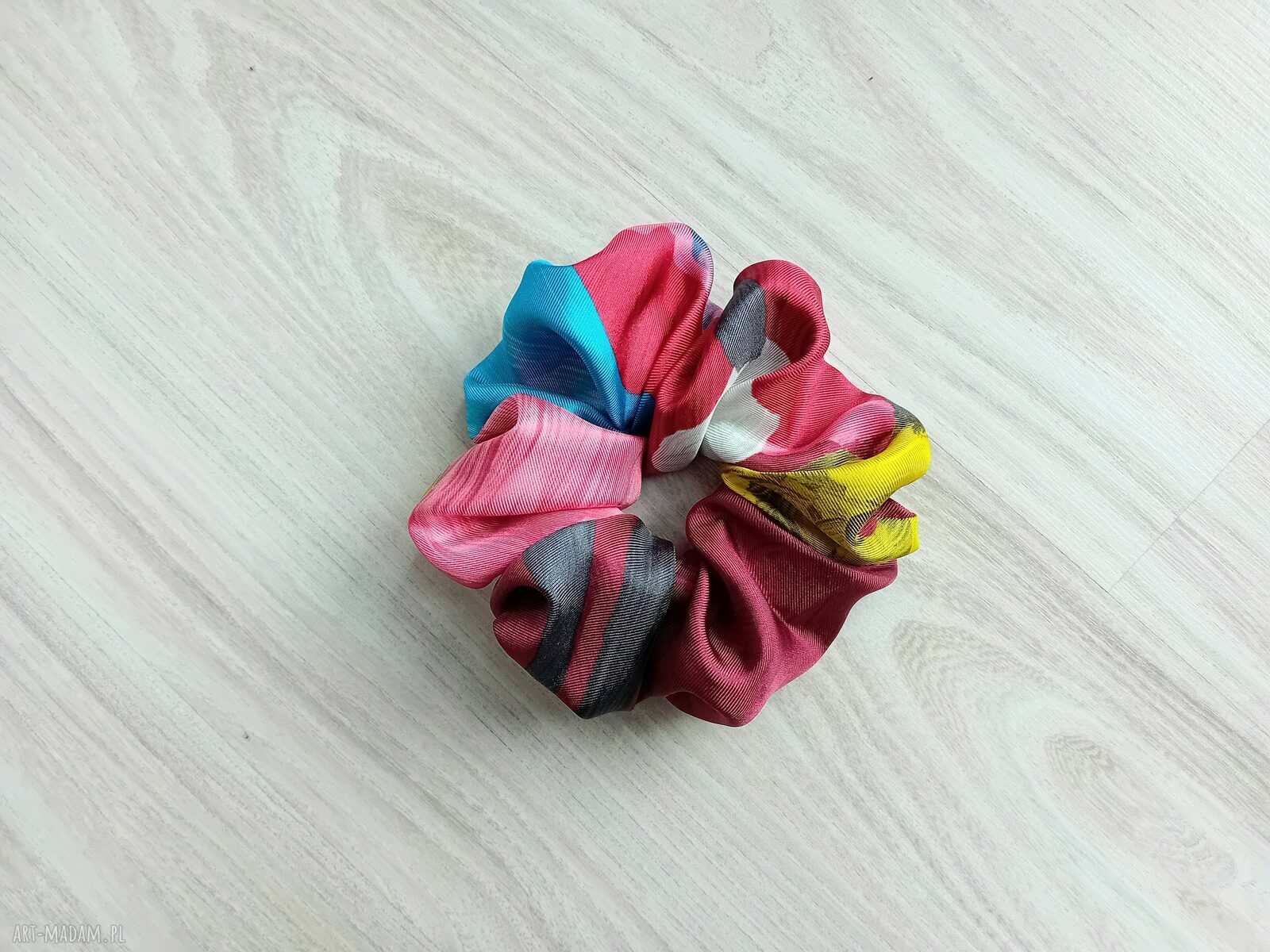 Jedwabny zestaw 3 scrunchie Love - kolorowe frotki dla delikatnych włosów