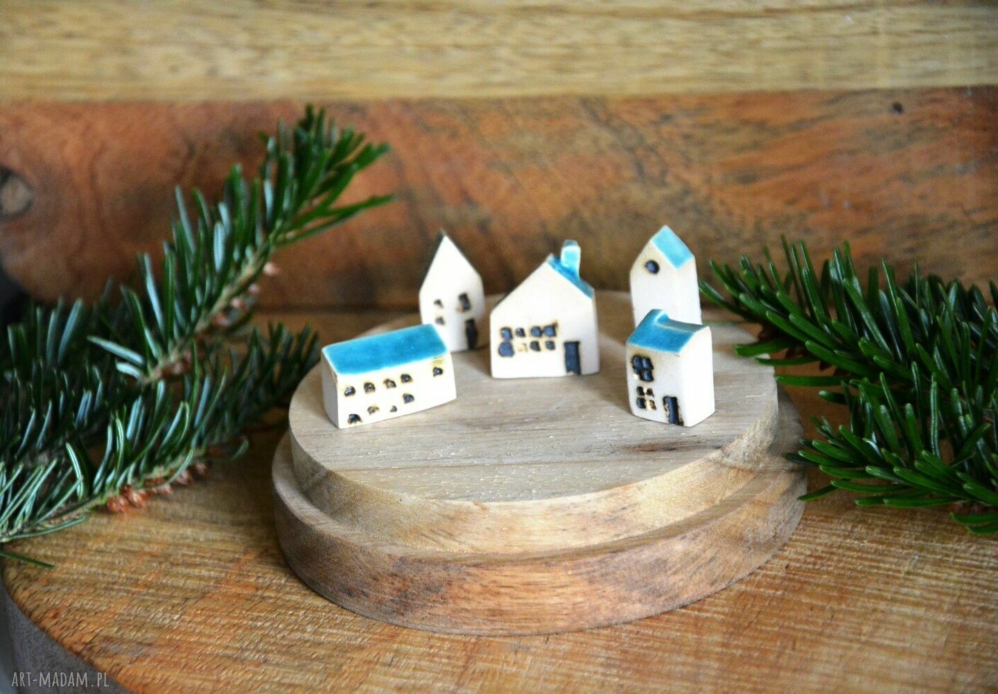 Zestaw 5 miniaturowych domków z ceramiki białe