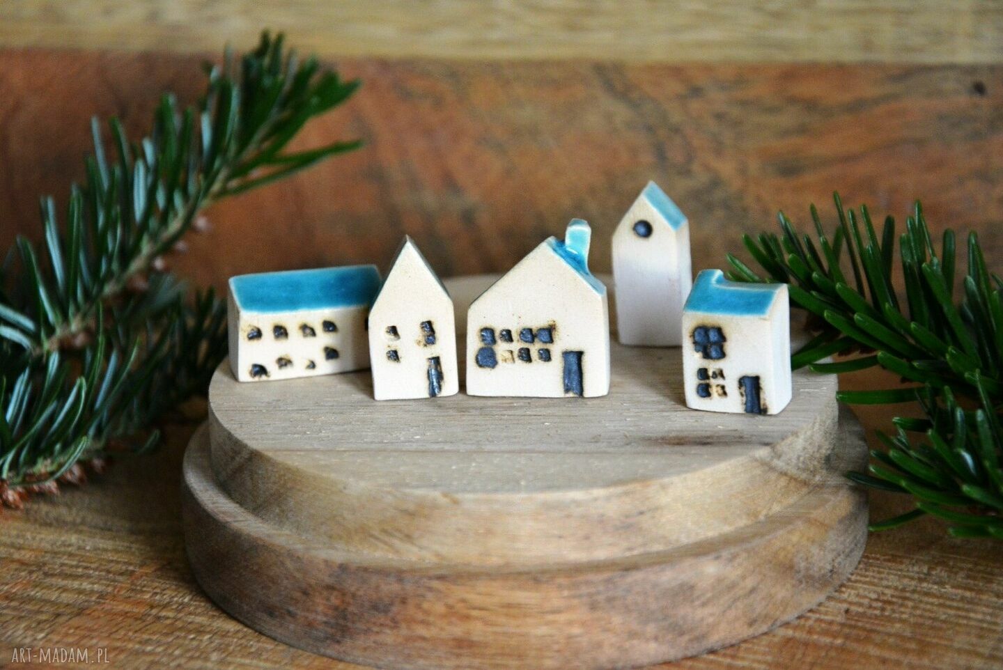 5 domków z ceramiki - miniaturowa dekoracja z detalami (komin, dachówka, okna, drzwi)