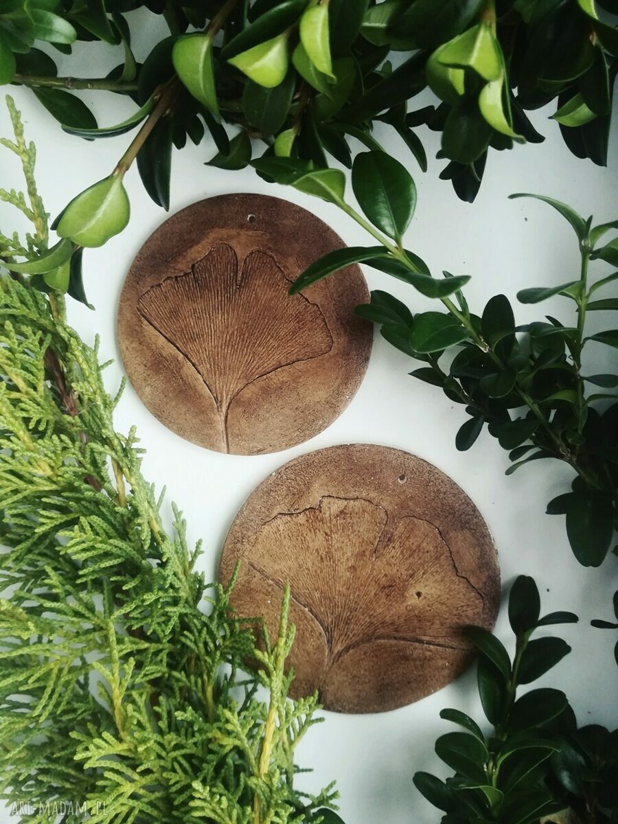 Zestaw 6 ceramicznych zawieszek handmade z motywem roślinnym - jesień w glinie