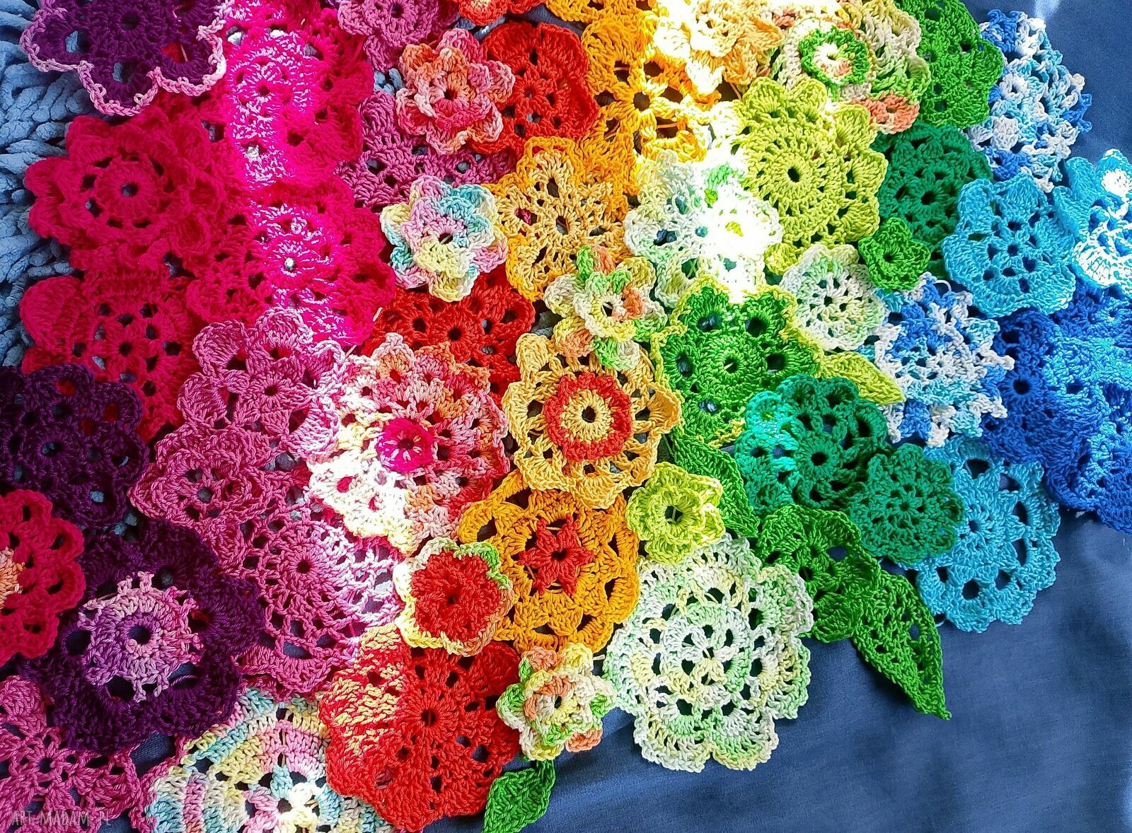 65 szydełkowych serwetek w kształcie kolorowych kwiatów