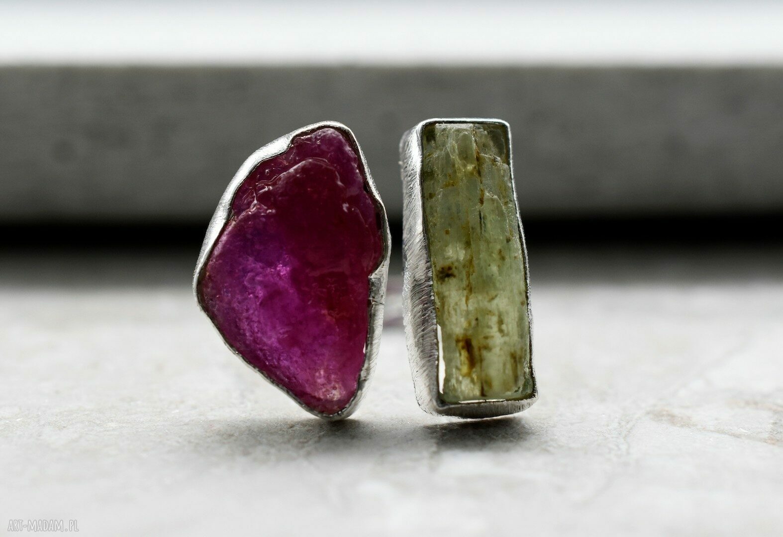 pierścionki: 925 Srebrny pierścionek z rubinem i zielonym cyjanitem LINIA PREMIUM Hand