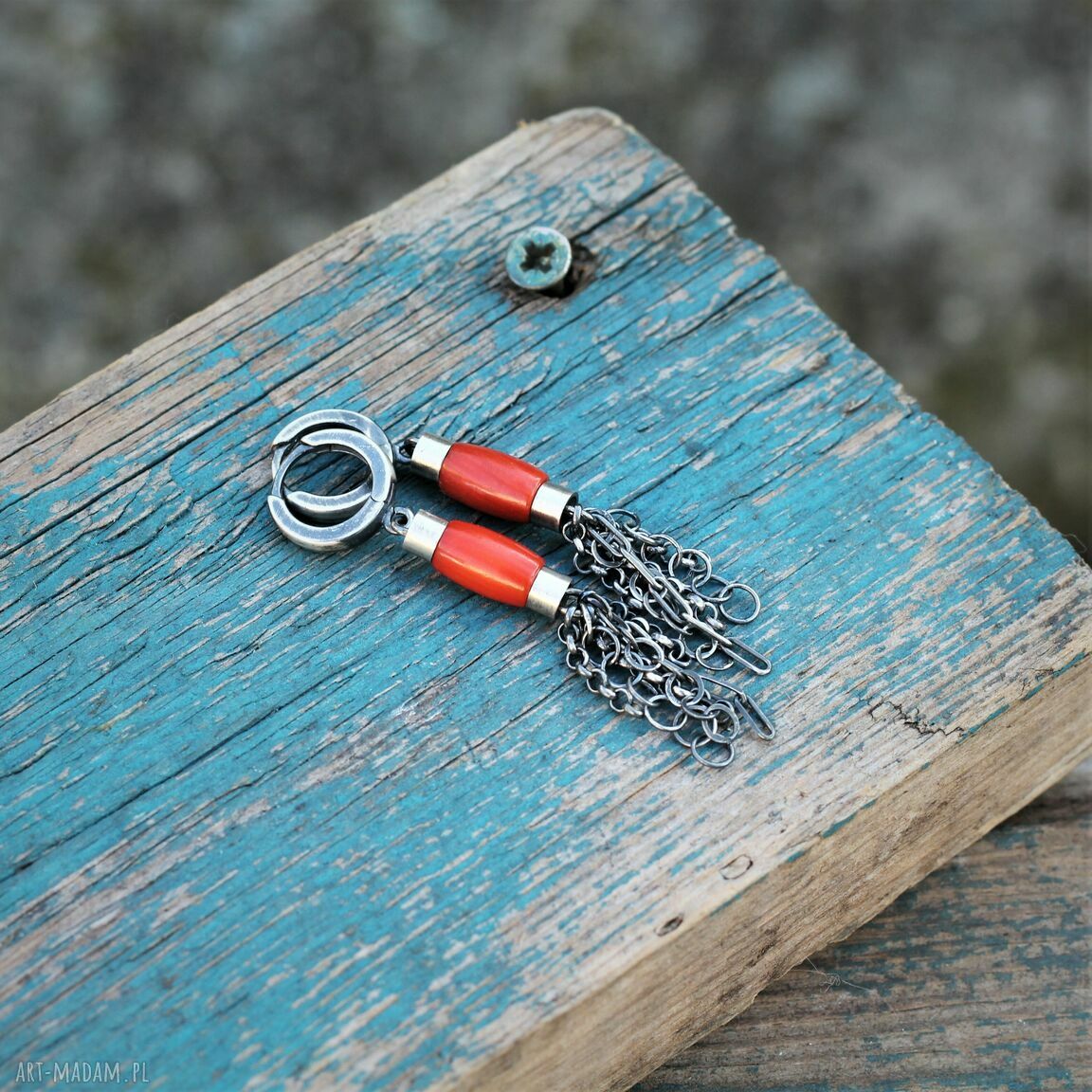 Afrykańskie srebrne kolczyki z chwostem i koralem - 5,5 cm - ręcznie robione