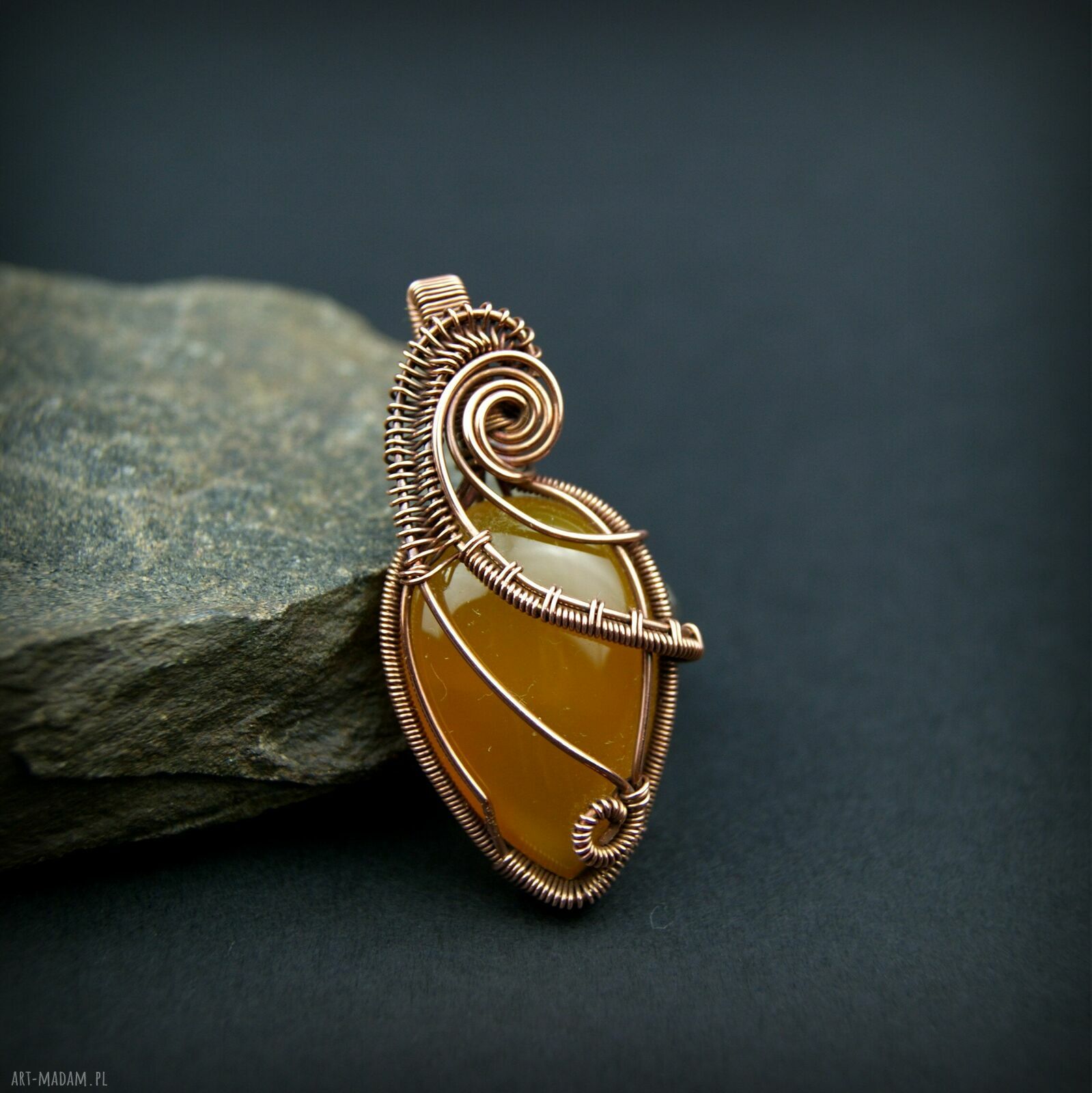 Agat brazylijski - miedziany wisiorek wire wrapping oksydowany w kształcie łezki