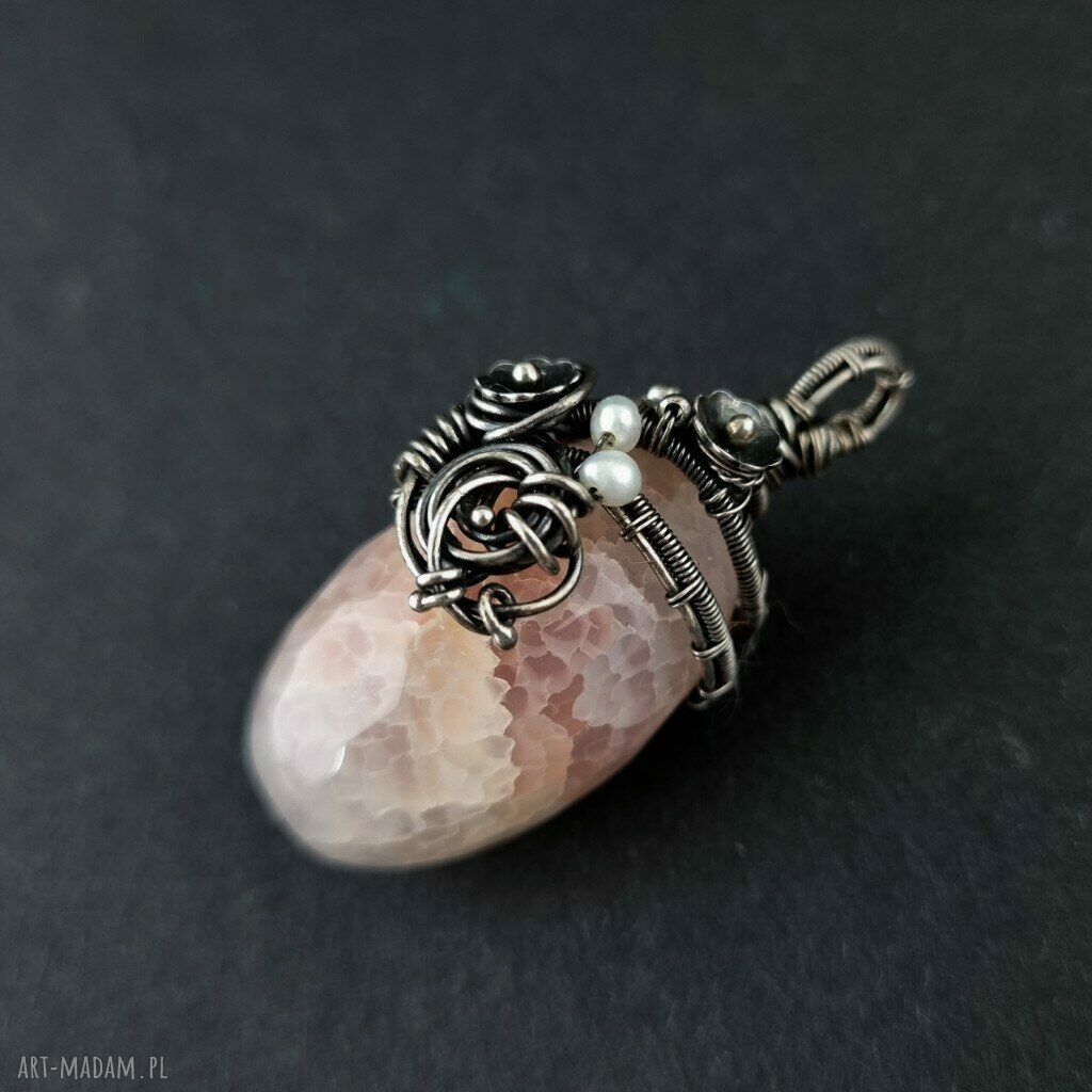 Łososiowy wisior z agatem wężowym - wire wrapping w oksydowanym srebrze