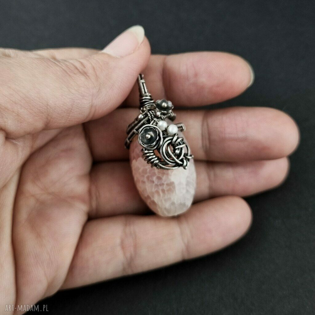 Łososiowy wisior z agatem wężowym - wire wrapping w oksydowanym srebrze