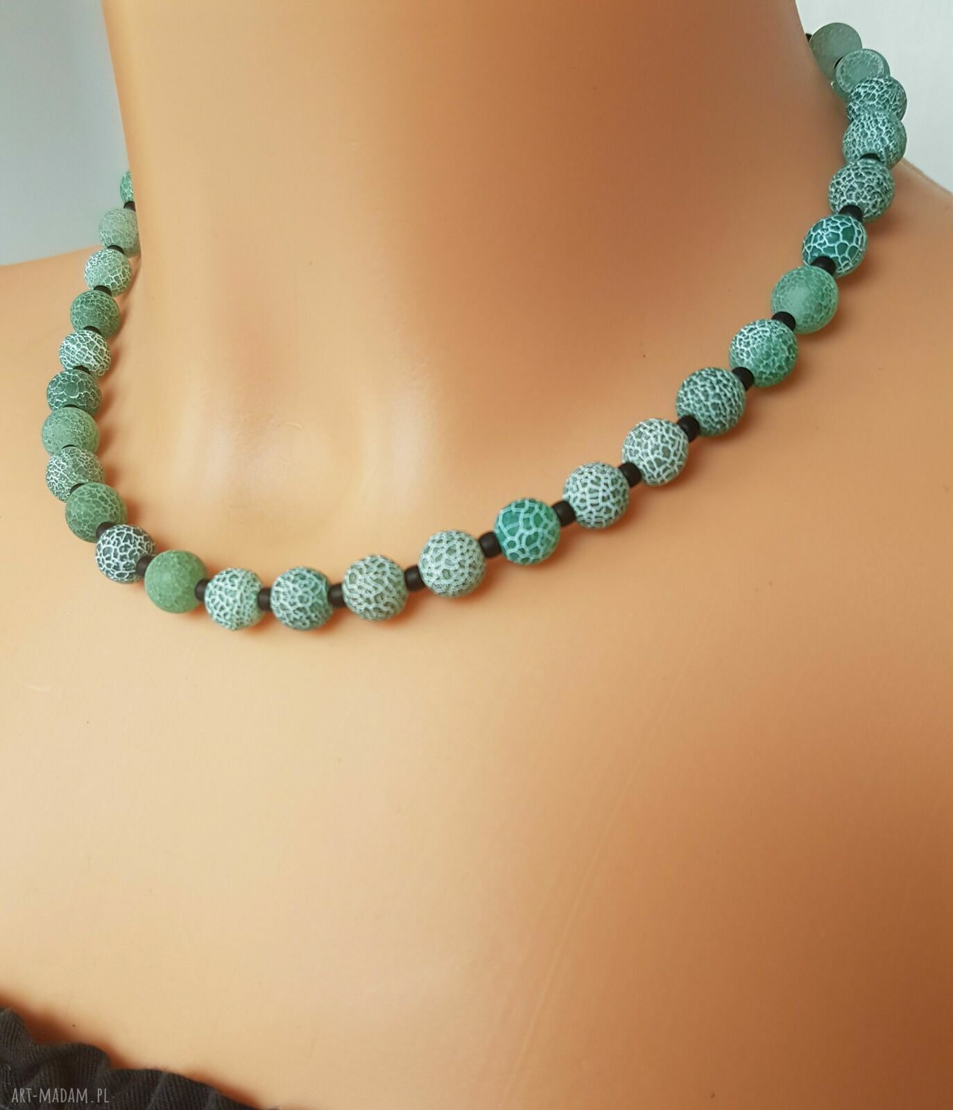 Krótki naszyjnik z agatu trawionego i matowych czarnych koralików - handmade