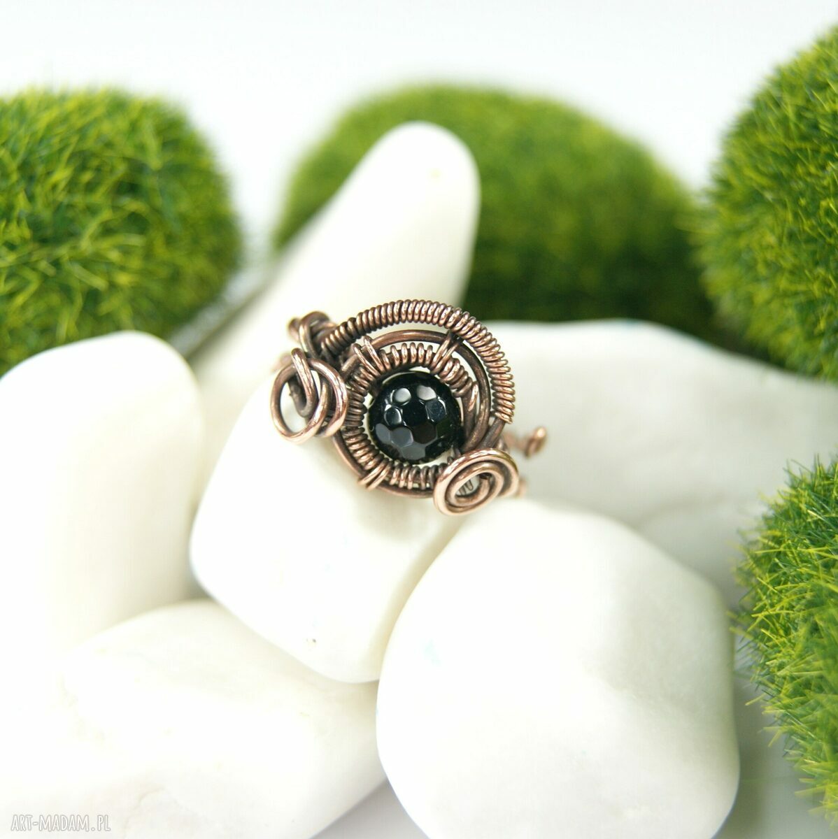 Czarny agat w miedzianym wire wrappingu - regulowany pierścionek boho
